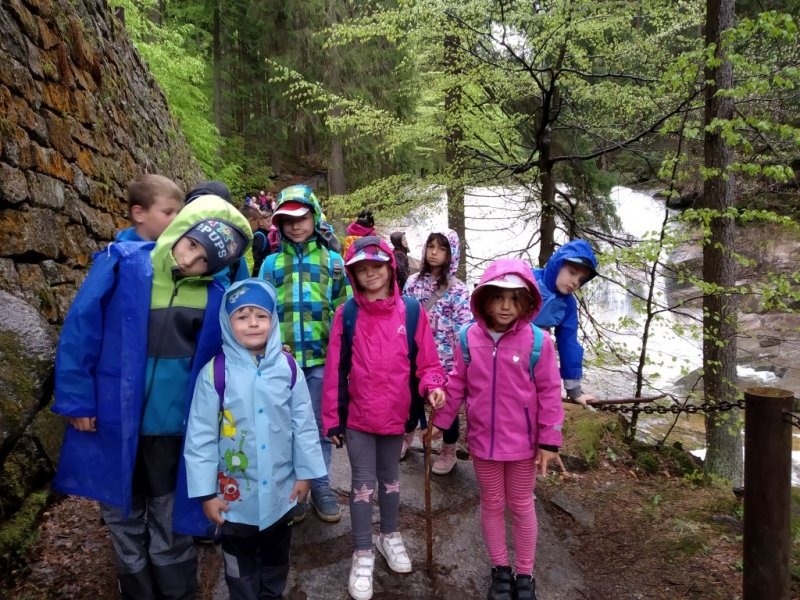 Výlet ZŠ a MŠ (předškoláci) 20. 5. 2019 &#8211;  Sklárna Harrachov, Mumlavské vodopády - Image 14