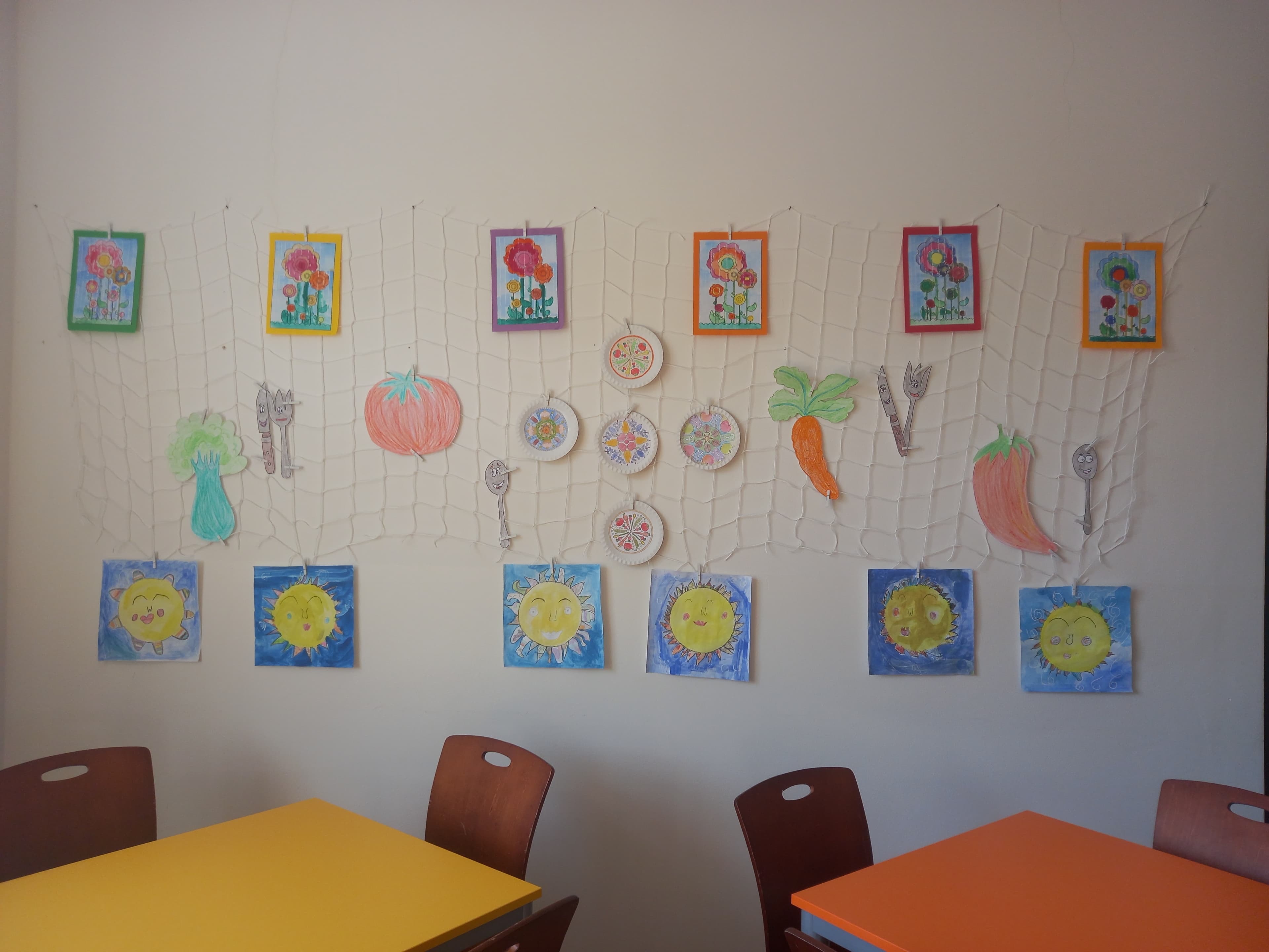 Jarní výkreslky na stěně